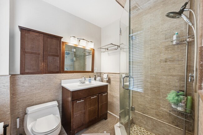 Building Photo - 627 E 6th St