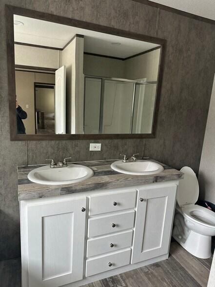 Building Photo - 5565 Bermuda Dr