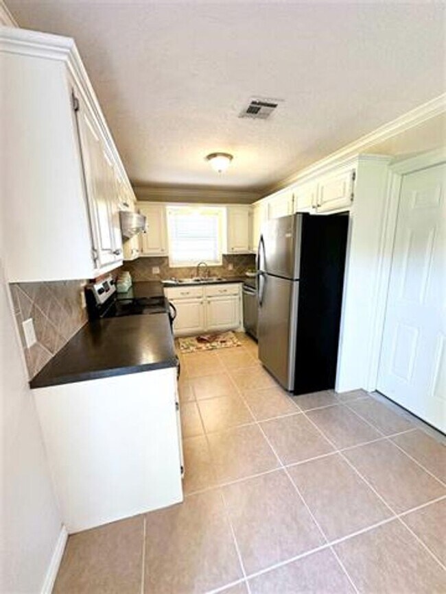 Building Photo - 4810 NW Hoover- AVAILABLE NOW!