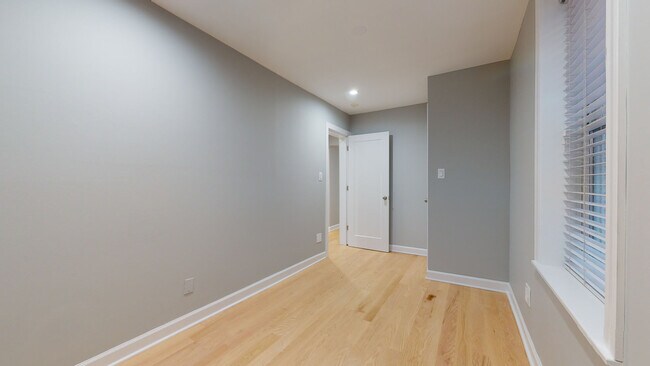 Building Photo - 1543 W George St