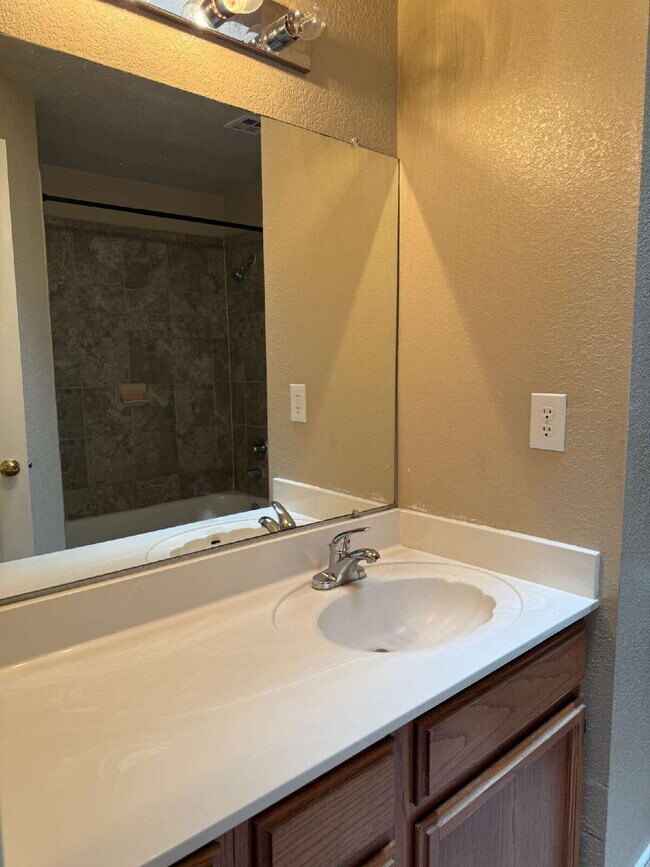 Building Photo - "Charming 3-Bed, 2-Bath Oasis in El Paso -...