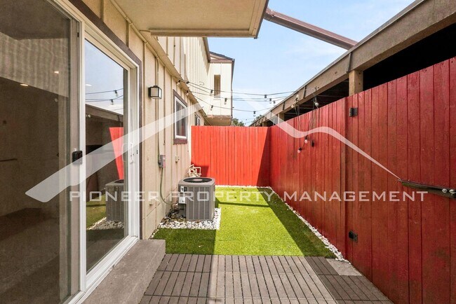 Building Photo - Spacious Townhouse with Washer/Dryer and Central AC