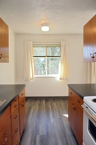 Building Photo - 930 SW Gibbs St