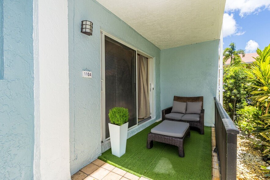 Building Photo - 3000 NE 5TH TE-110-A