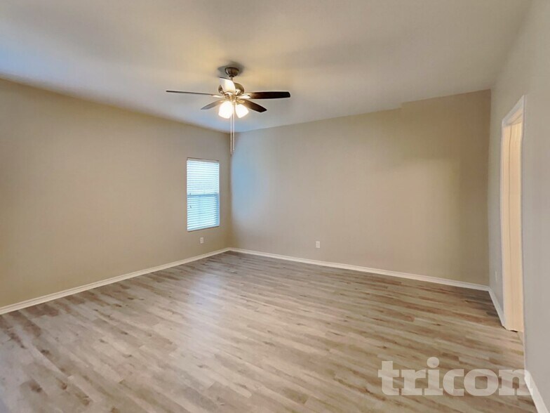 Building Photo - 601 Creekview Dr