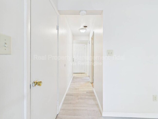 Building Photo - 1528 Darren Cir