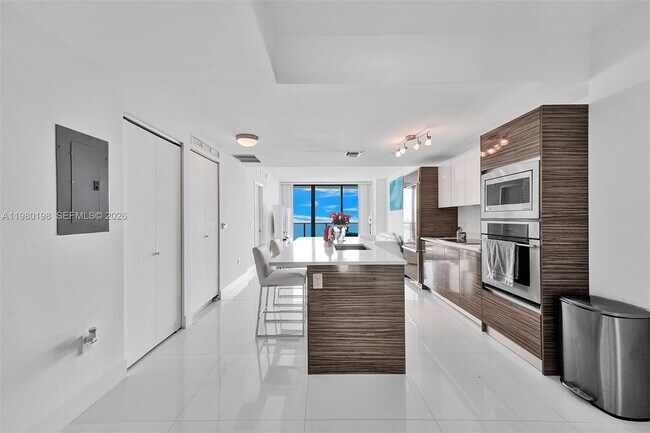 Building Photo - 460 NE 28th St