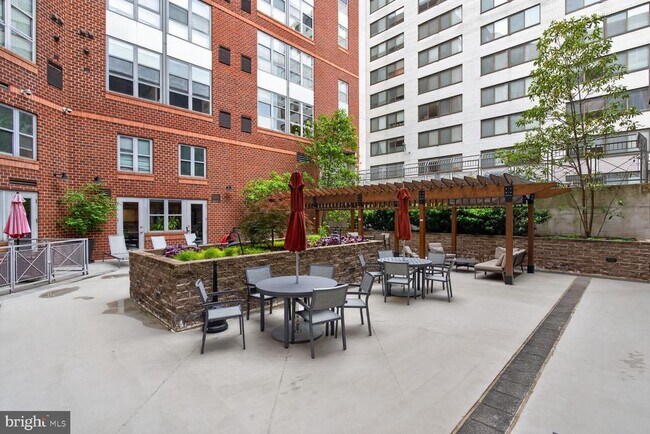 Building Photo - 1300 N St NW