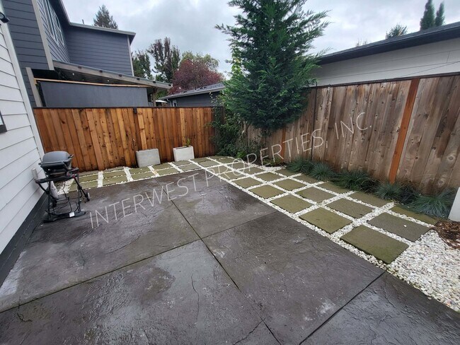 Building Photo - 4 bd 3.5ba dream home in the heart of the Woodlawn District w/Washer/Dryer, Garage & Gas Fireplace!