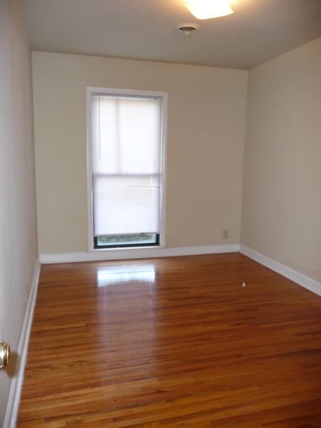 Building Photo - 246 White Bridge Rd