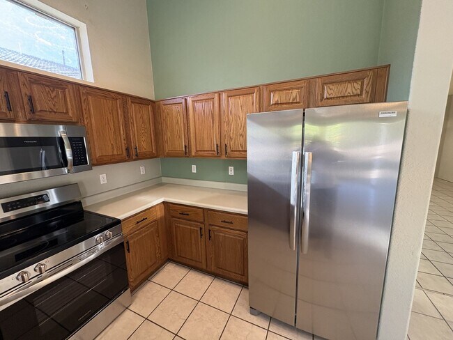 Building Photo - Great eastside location Pet friendly