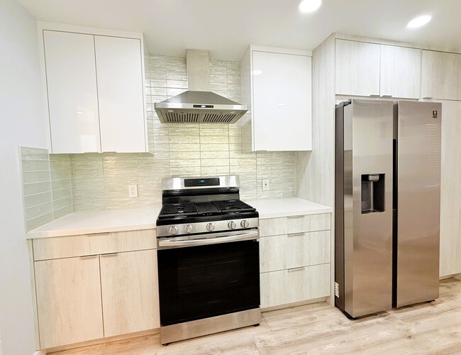 Building Photo - AVAILBLE NOW !! 2 Bedroom 2 Bathroom Apart...