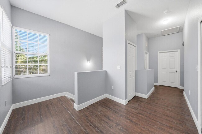 Building Photo - 902 SW 8th Pl