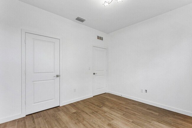 Building Photo - 2770 NE Breezeway Cir