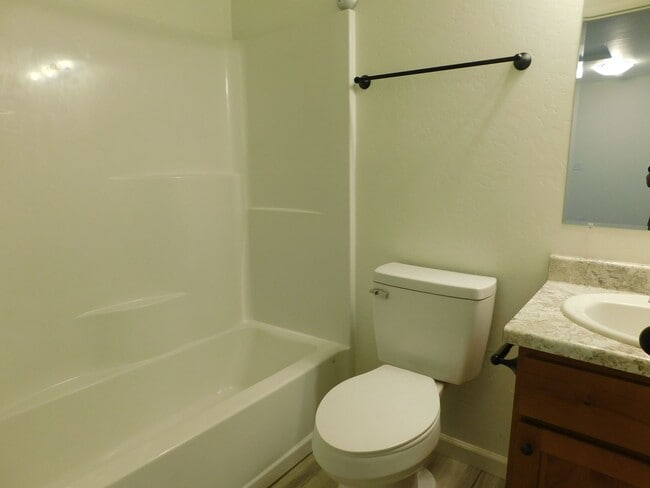 Building Photo - Townhome Near Shopping