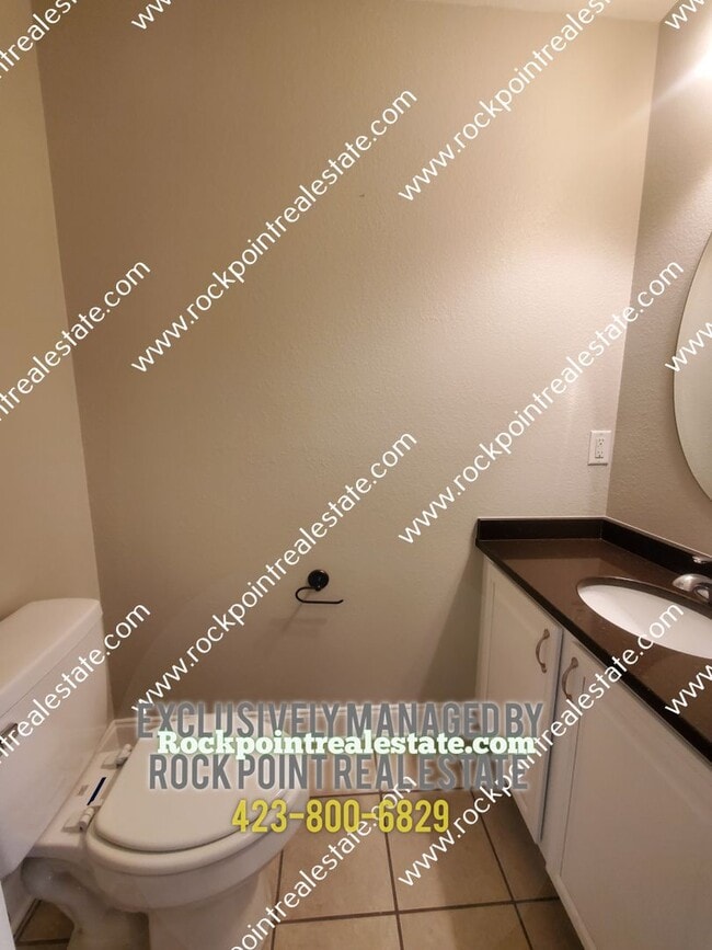 Building Photo - 3 Bedroom 2 Bath Townhouse