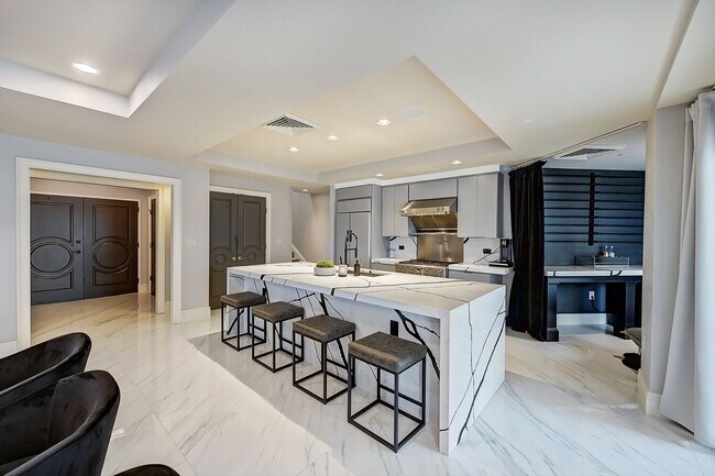 Building Photo - Modern High End Luxury Condo in Uptown Charlotte