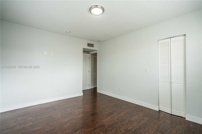 Building Photo - 1940 Biarritz Dr