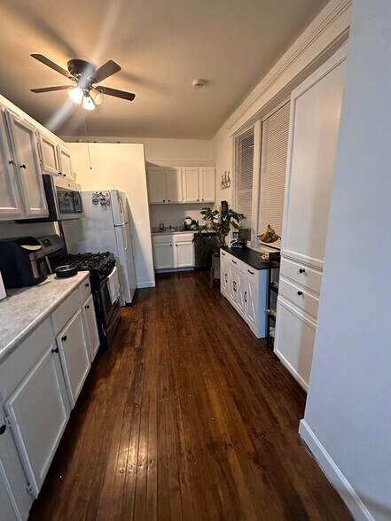 Kitchen - 3706 W Roscoe St
