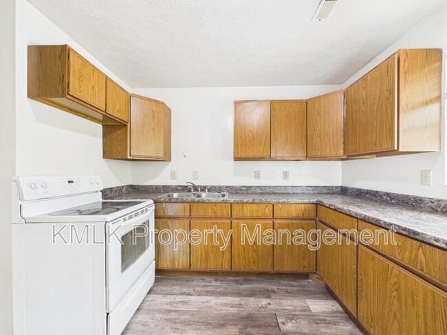 Building Photo - 456 Allyn St