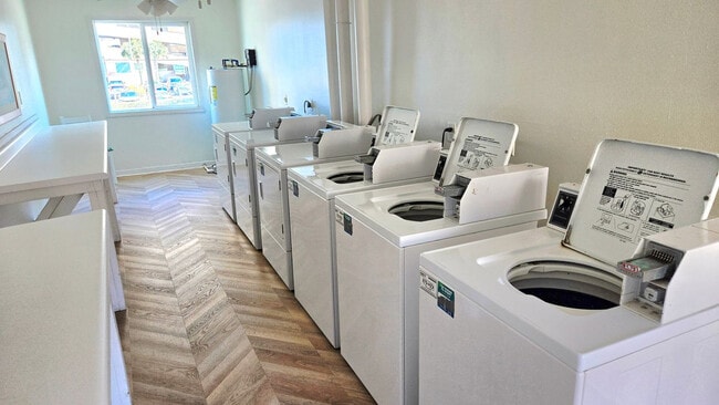 Building Photo - 924 W Beach Blvd