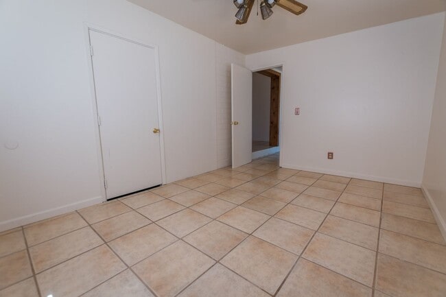 Building Photo - 4 Bedroom, 1½ Bath Home with Central A/C, ...