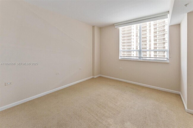 Building Photo - 801 Brickell Key Blvd