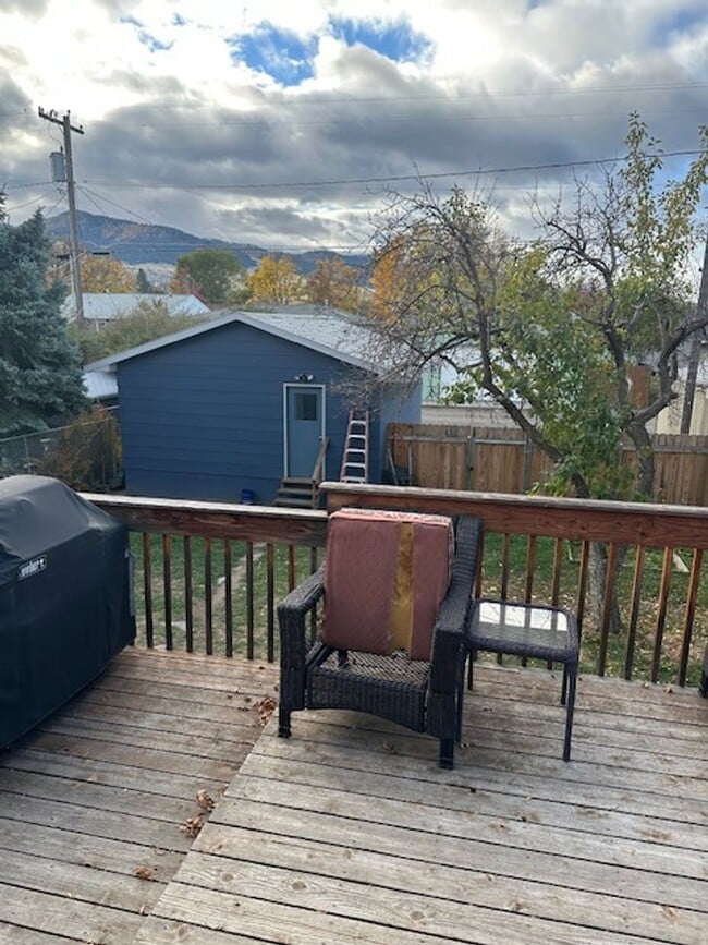 Building Photo - Newly remodeled Large Split entry home on North