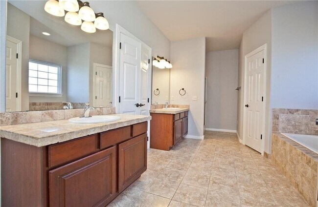 Building Photo - Bentonville Home! (March Move In)