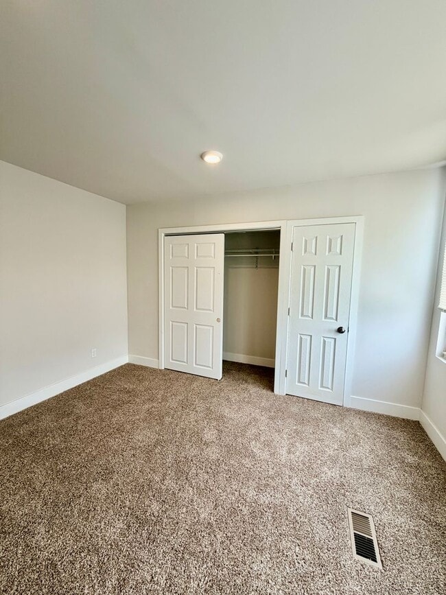 Building Photo - Pet-Friendly 3-Bedroom Home with Central A/C, In-Unit Laundry