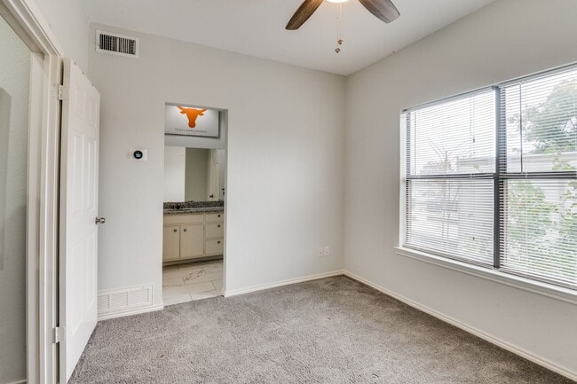 Building Photo - Delightful 2-Bed, 1.5 Bath in Prime Dallas...