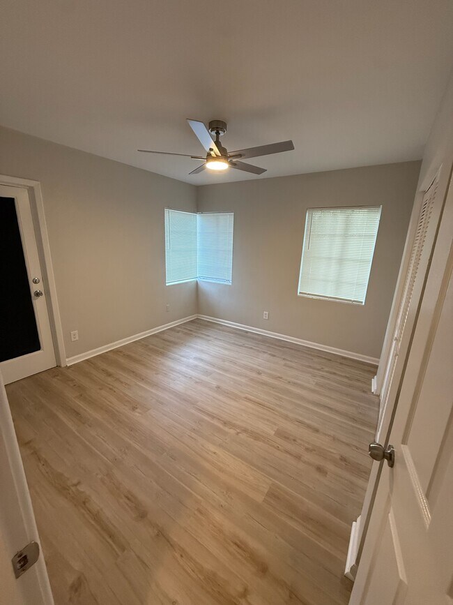 Building Photo - 627 Shady Ln Dr