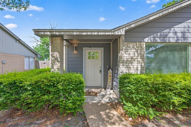 Building Photo - 10106 Shadow Pine Dr