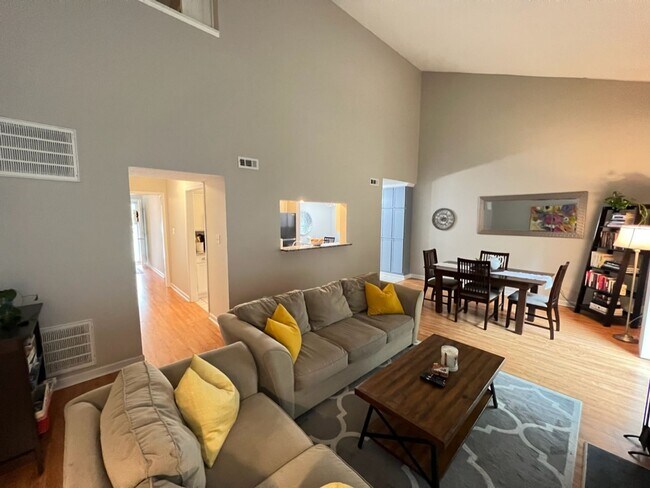 Building Photo - Adorable 3 Bedroom Townhouse w/ 1st Floor ...