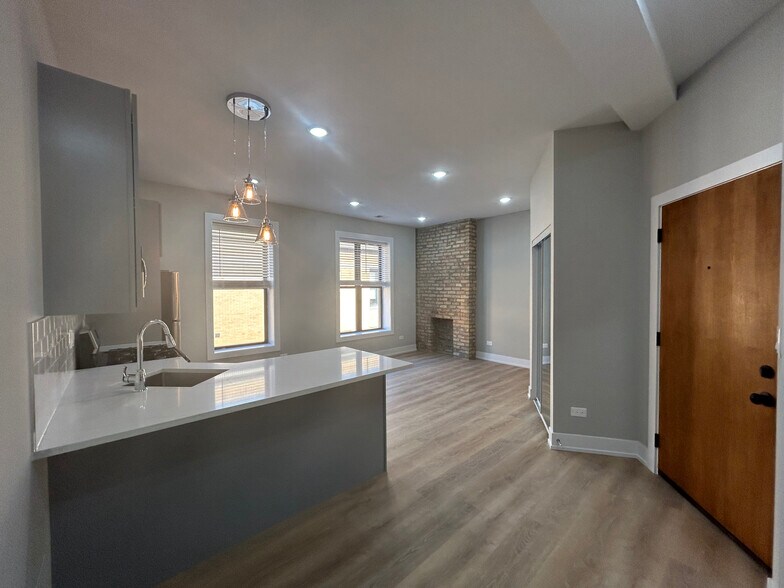 Building Photo - 423 W Belden Ave