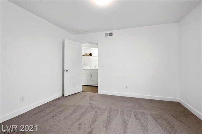 Building Photo - 3749 Carlyle Dr