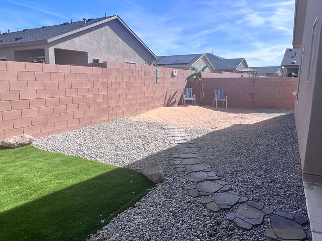 Building Photo - Newer 4 Br, 2 Ba, with the major appliance...