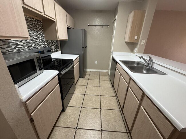 Building Photo - 5455 Vineland Rd