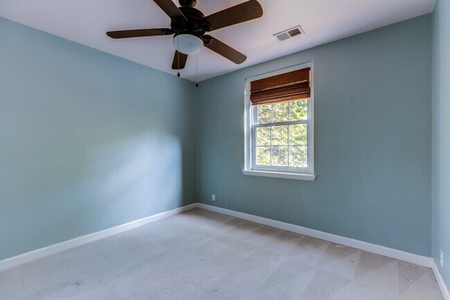 Building Photo - Gorgeous End Unit 2 Bedroom 2 Bath Near Sh...