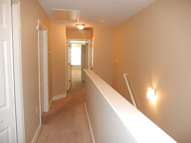 Building Photo - 1520 Crescent Hills Dr