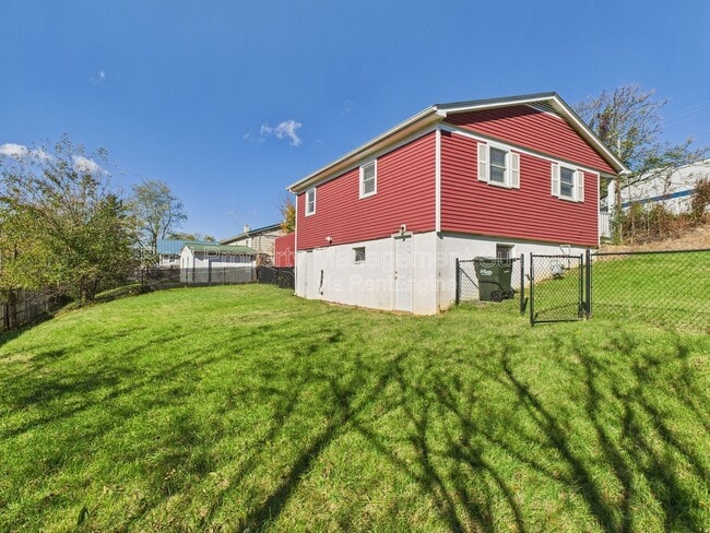 Building Photo - 318 Amherst Rd