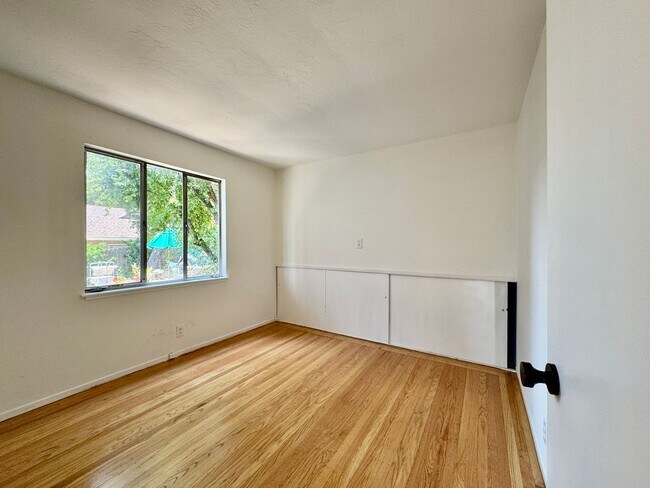 Building Photo - Natural Light Flooded 2 Bedroom Apartment ...