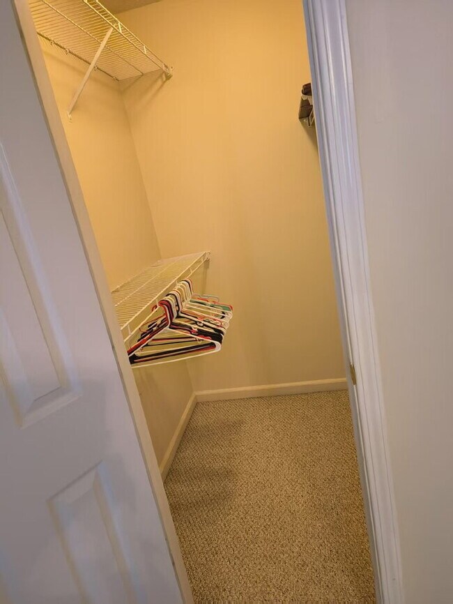 Building Photo - Reduced: 3BR/2.5BA Condo with attached single-bay garage on Southeast side