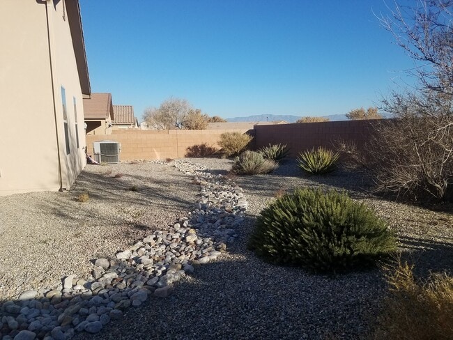 Building Photo - Great 3 bed, 2 bath, home in Huning Ranch!