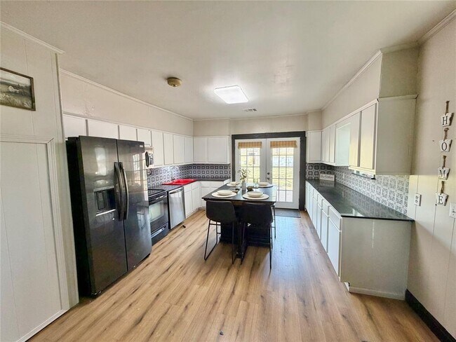 Building Photo - 408 5th St