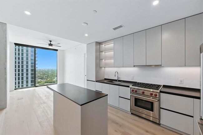 Primary Photo - 610 Davis St