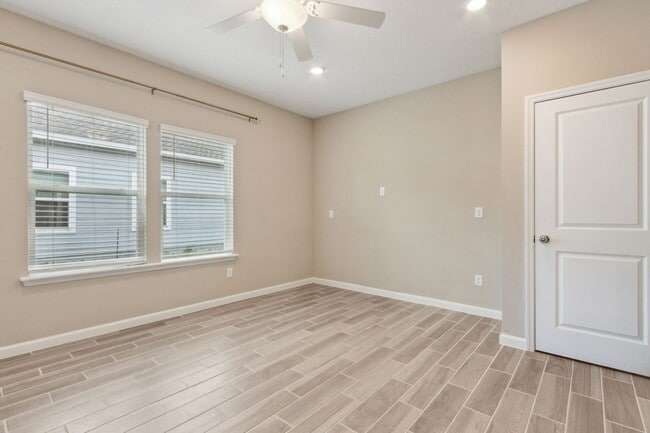 Building Photo - Spacious 3BR/3.5BA Home with Office & Reso...