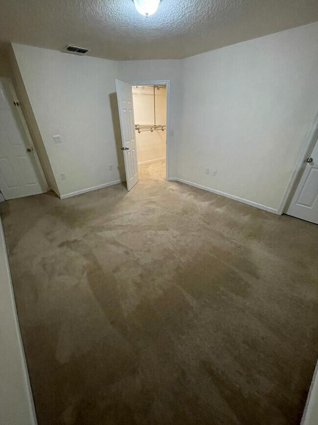 Building Photo - 1438 Chelsea Dr