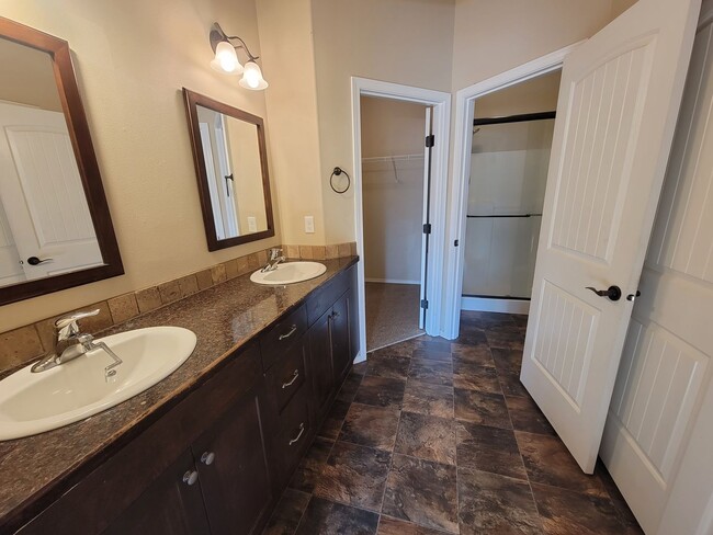Building Photo - Gorgeous 5 bedroom in Quiet Kennewick Neig...