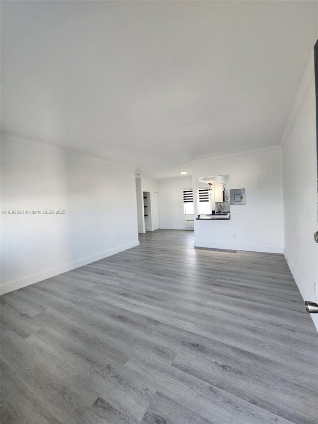 Building Photo - 2101 Normandy Dr